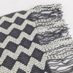 Manta Tejida 130x180cm - 100% Acrílico, Suave Y Liviana - Diseño C01 - Imagen 4